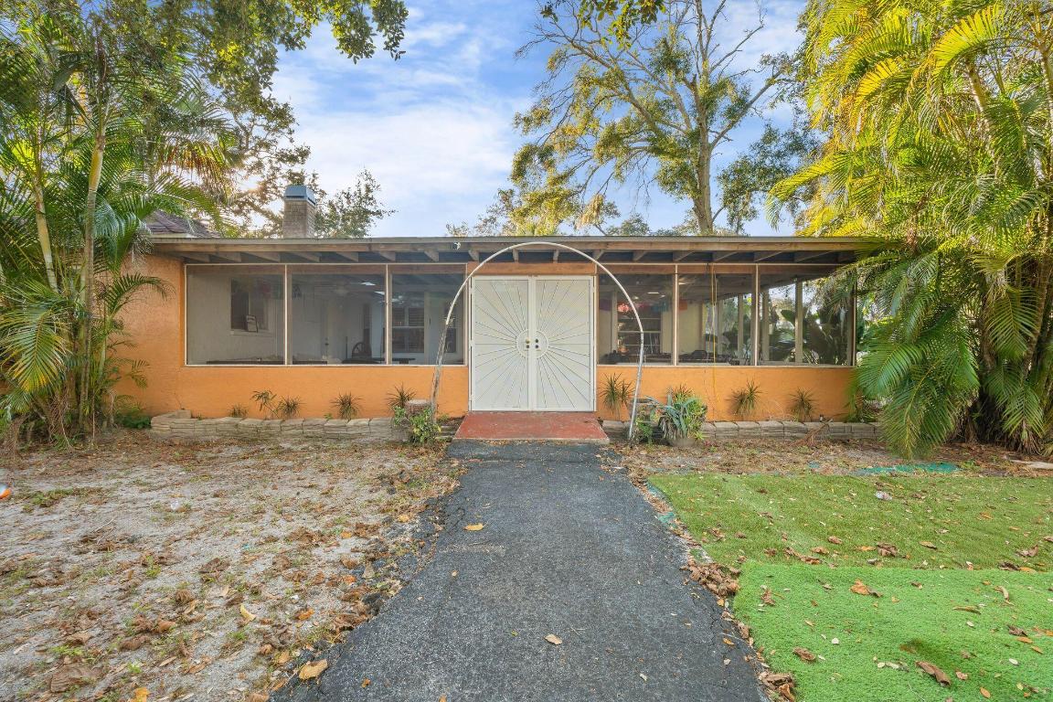 619 29th St Bradenton, FL 34208