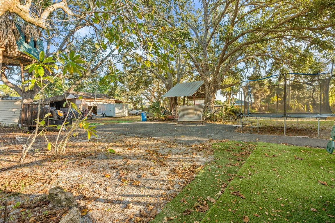 619 29th St Bradenton, FL 34208