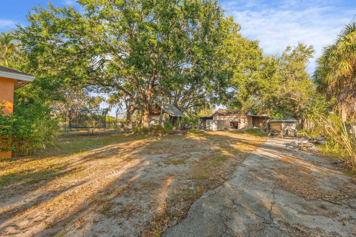 619 29th St Bradenton, FL 34208