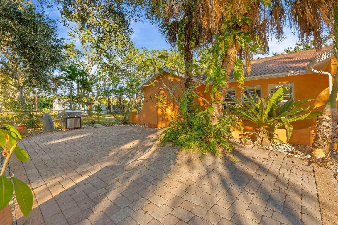 619 29th St Bradenton, FL 34208