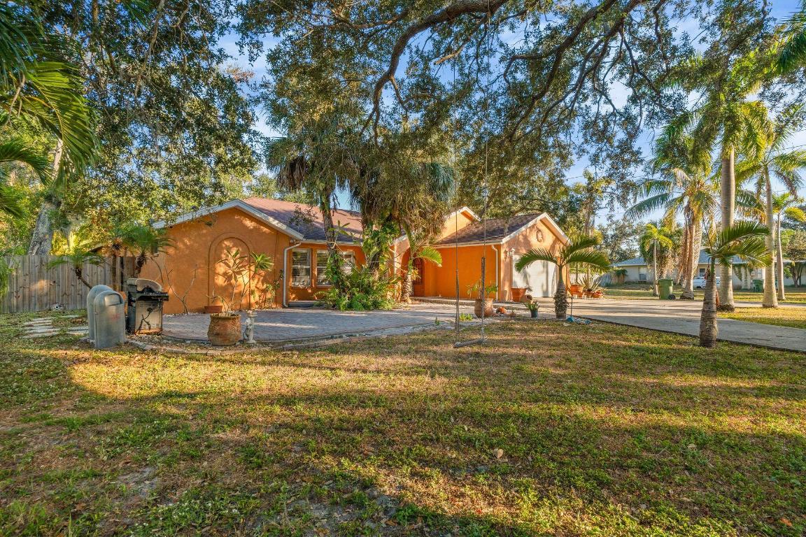 619 29th St Bradenton, FL 34208