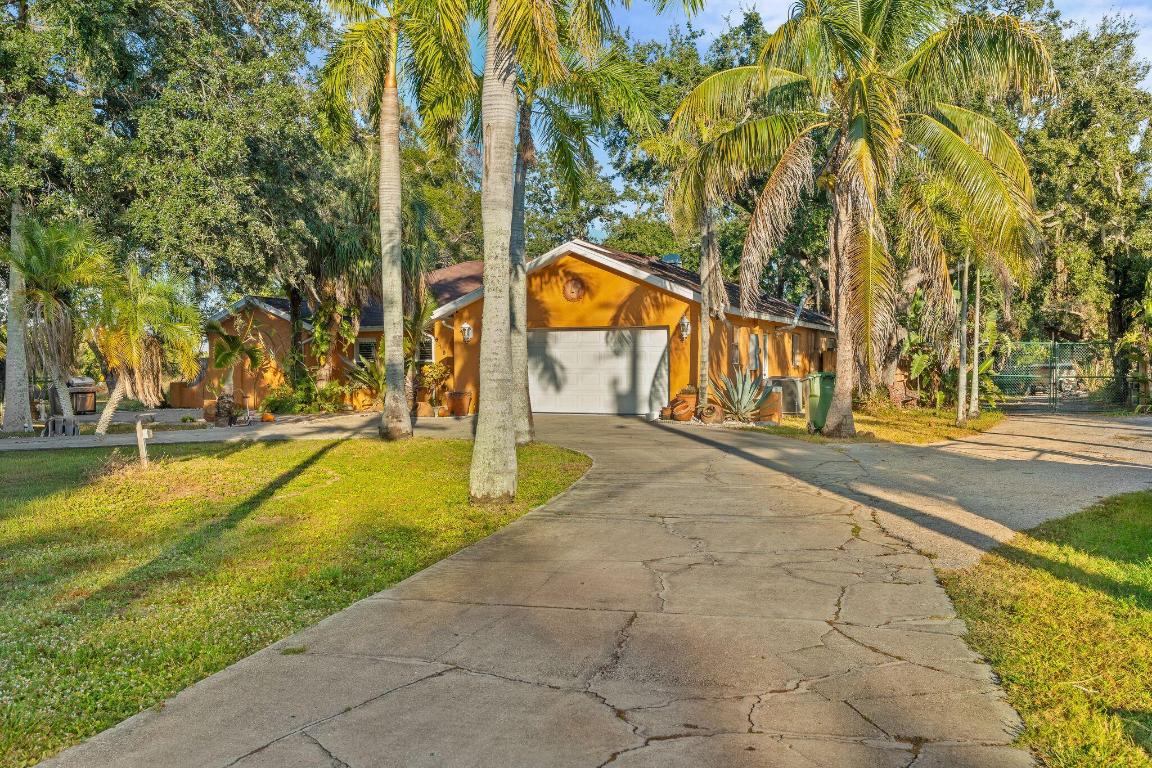 619 29th St Bradenton, FL 34208