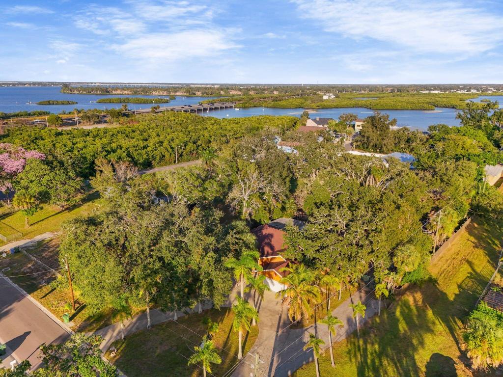 619 29th St Bradenton, FL 34208