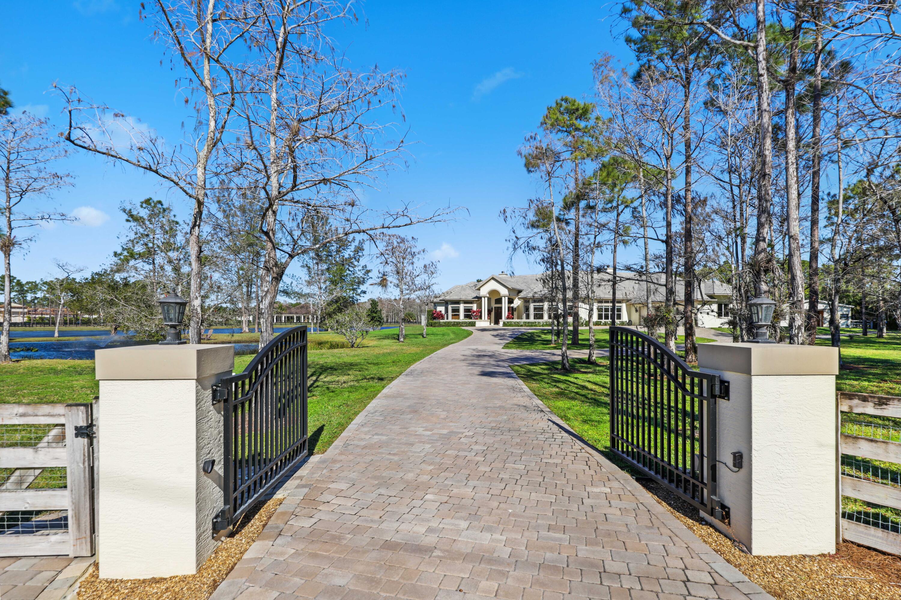 11581 Manatee Lake Worth, FL 33449