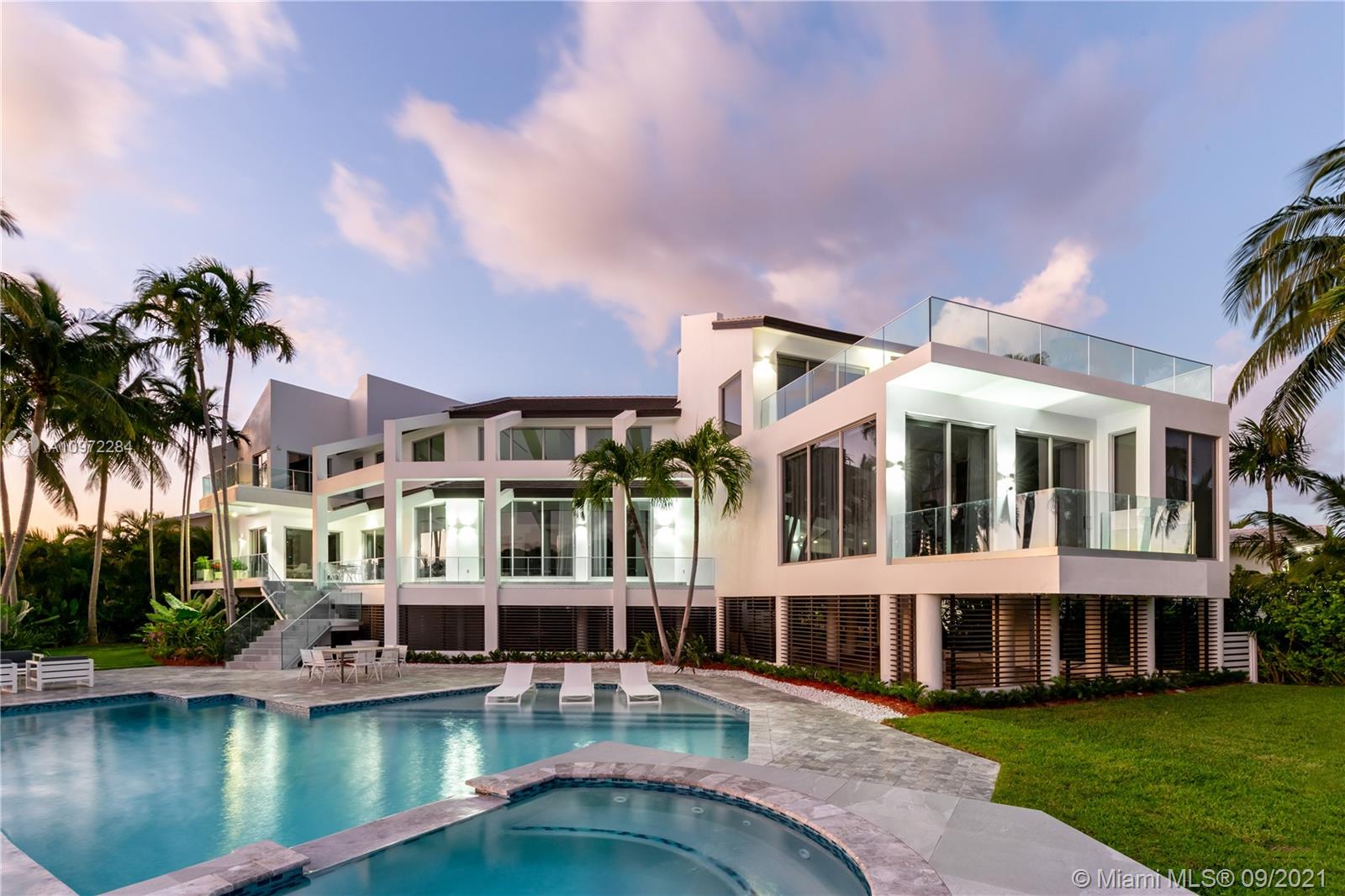 6946 Sunrise Ct Coral Gables, FL 33133