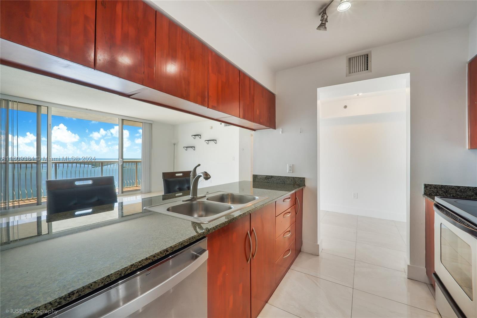 image The Club at Brickell Bay6