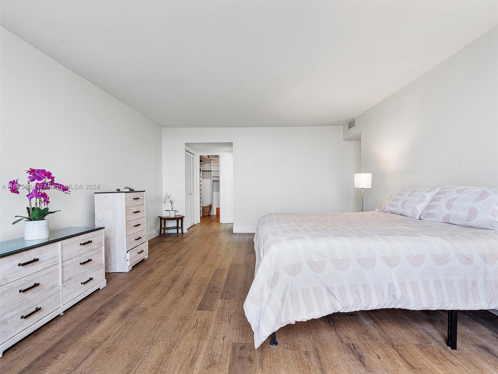 image CRICKET CLUB CONDO22