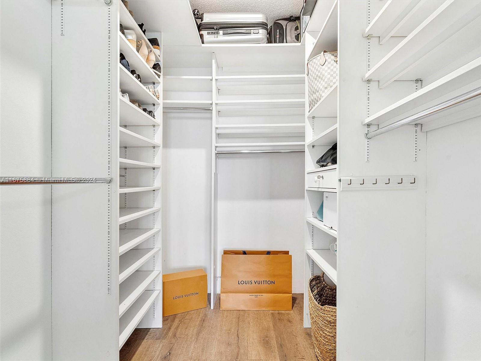 image CRICKET CLUB CONDO23