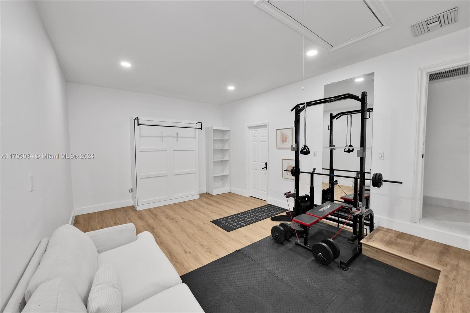 2940 NE 164th St North Miami Beach, FL 33160