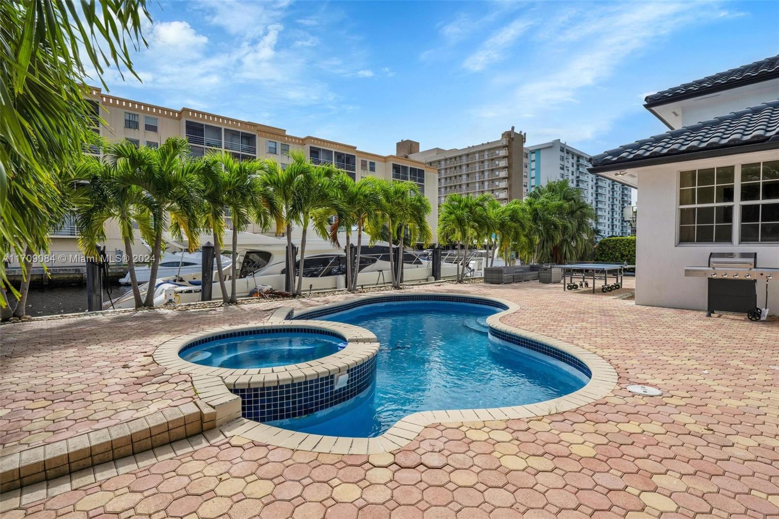 2940 NE 164th St North Miami Beach, FL 33160