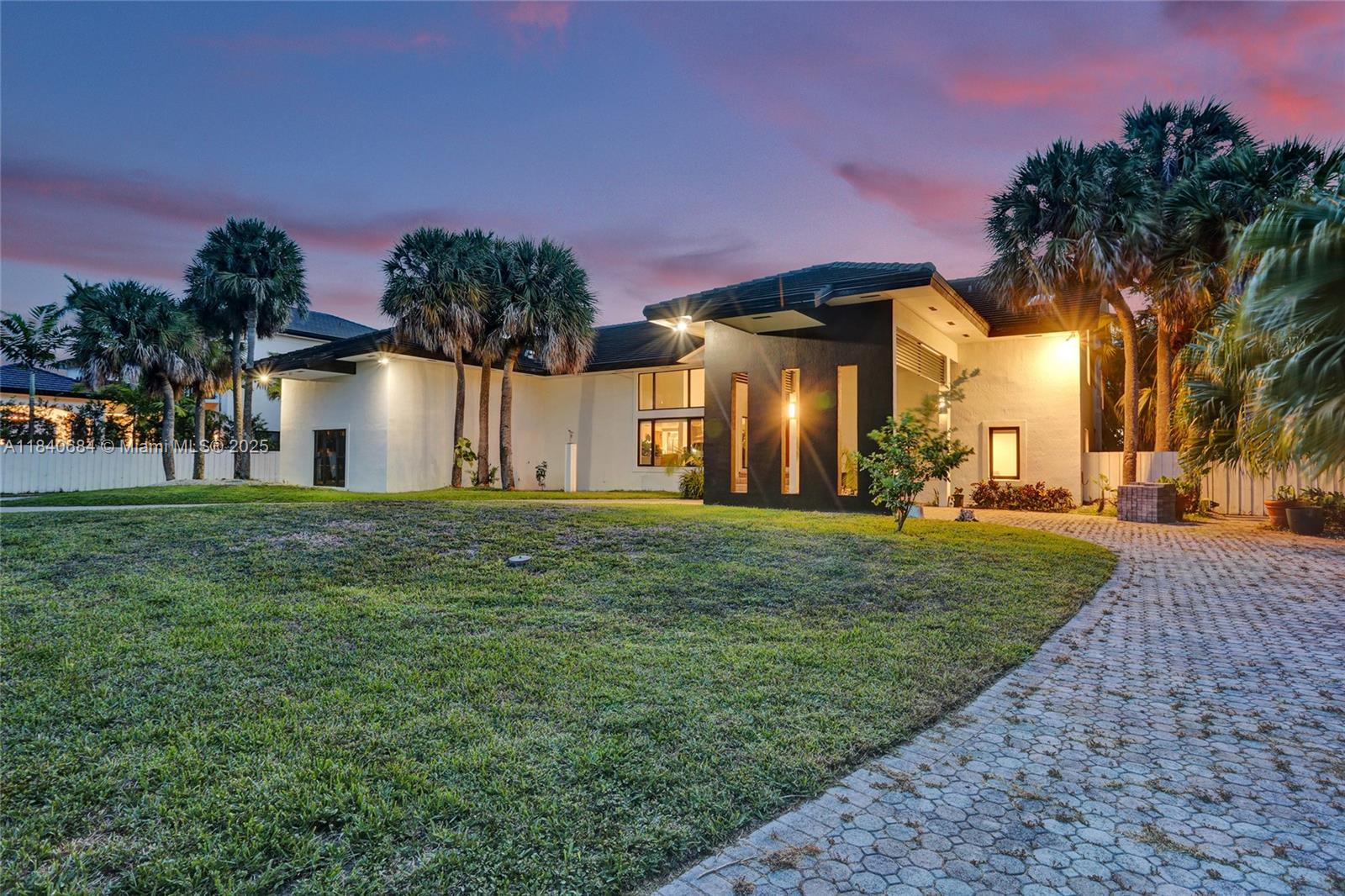 13724 SW 92nd Ct Miami, FL 33176