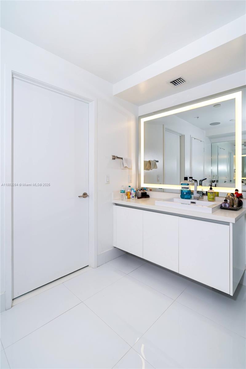 image Parque Towers Condo24