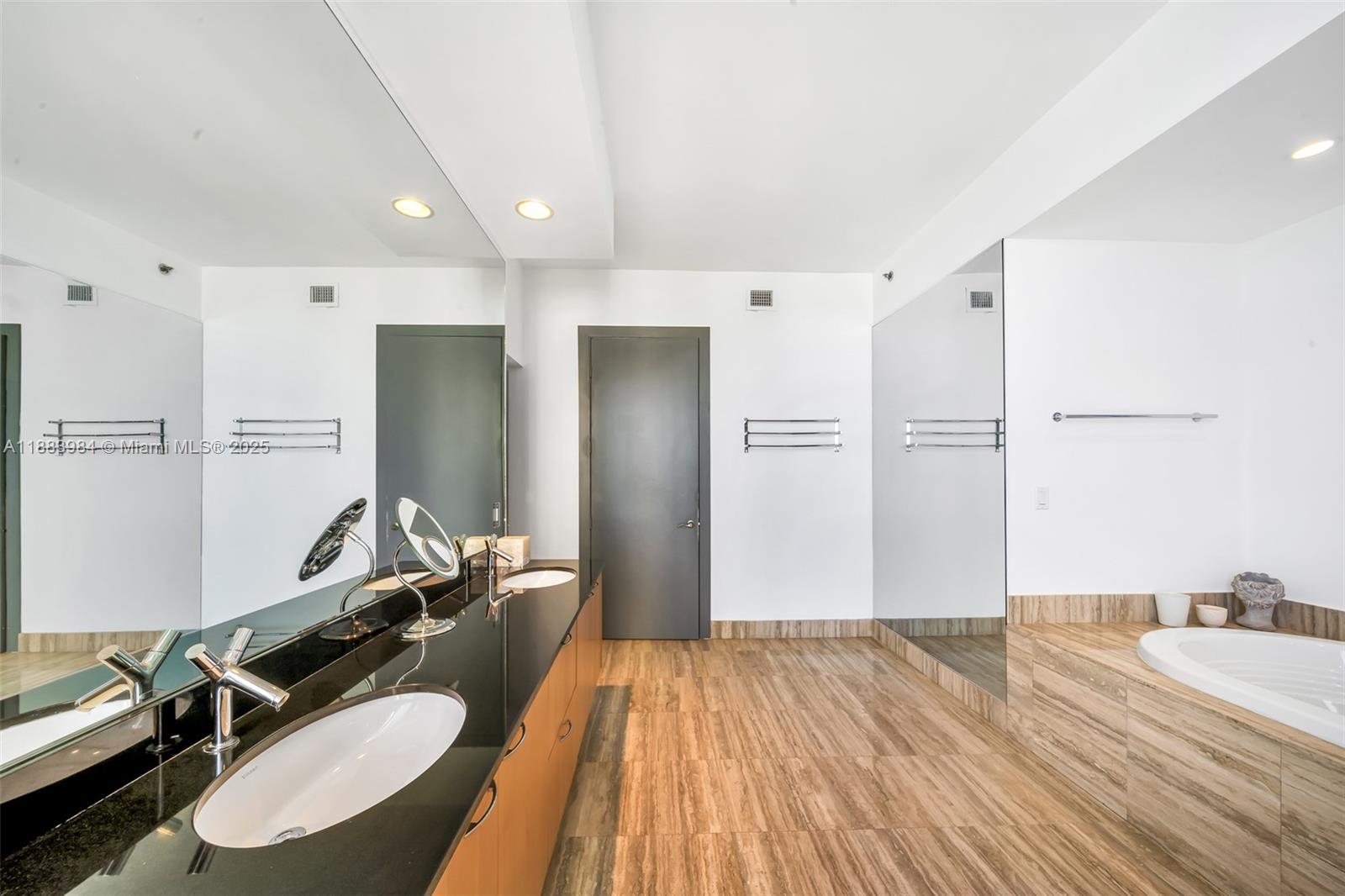image Trump Towers I Condo34