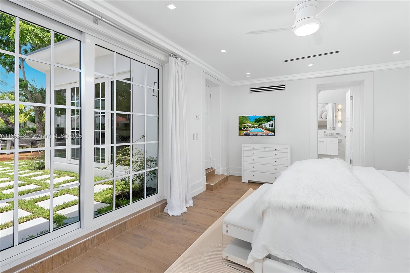 2575 Pine Tree Dr Miami Beach, FL 33140