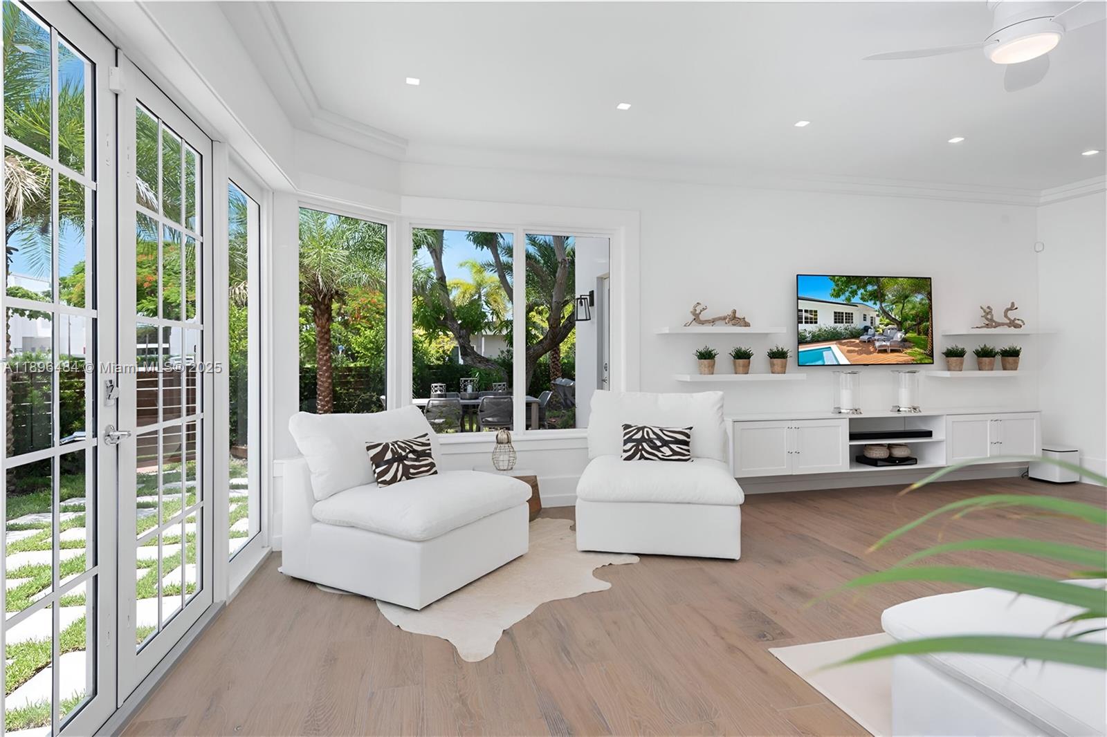 2575 Pine Tree Dr Miami Beach, FL 33140