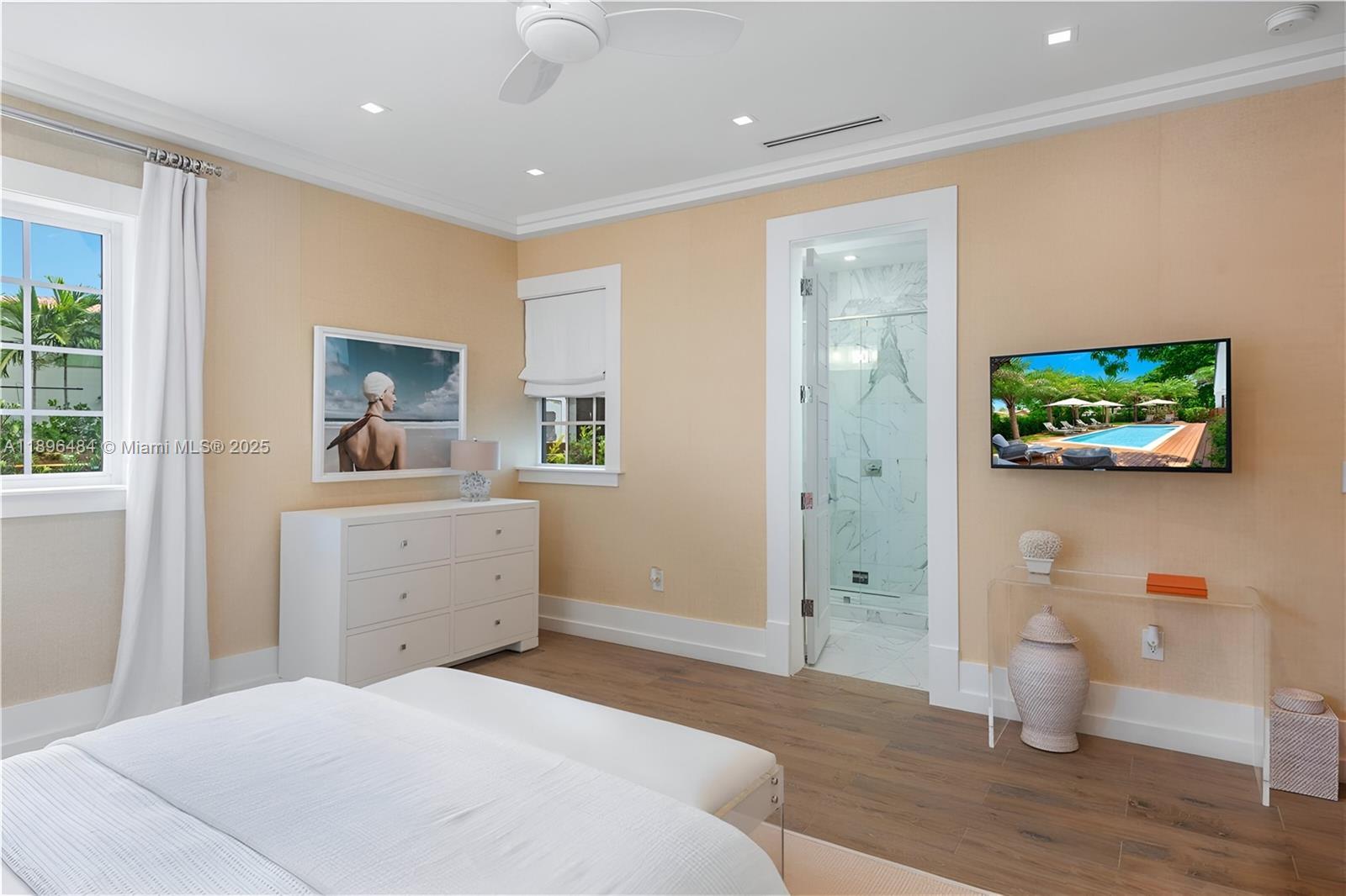 2575 Pine Tree Dr Miami Beach, FL 33140