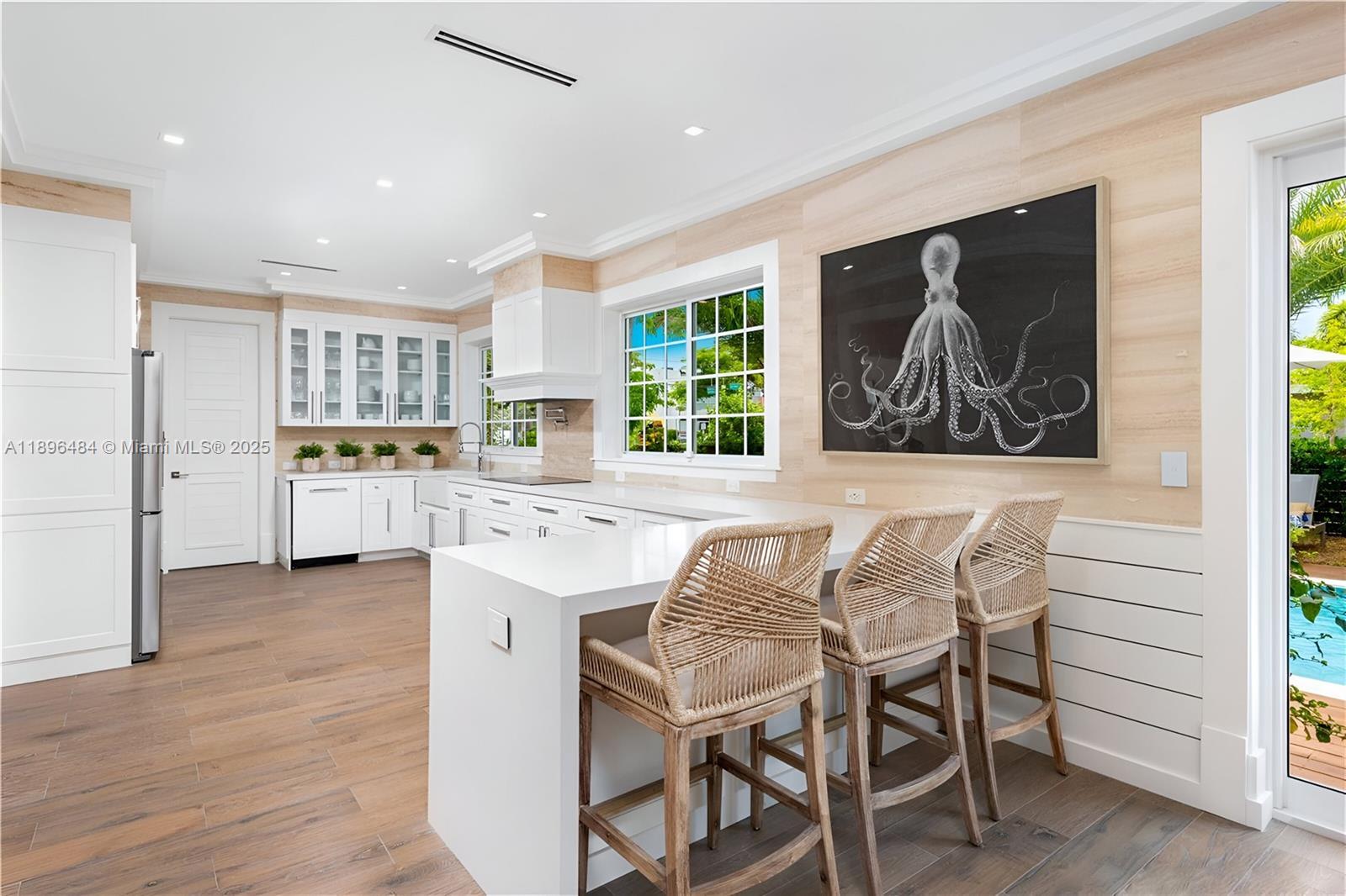 2575 Pine Tree Dr Miami Beach, FL 33140