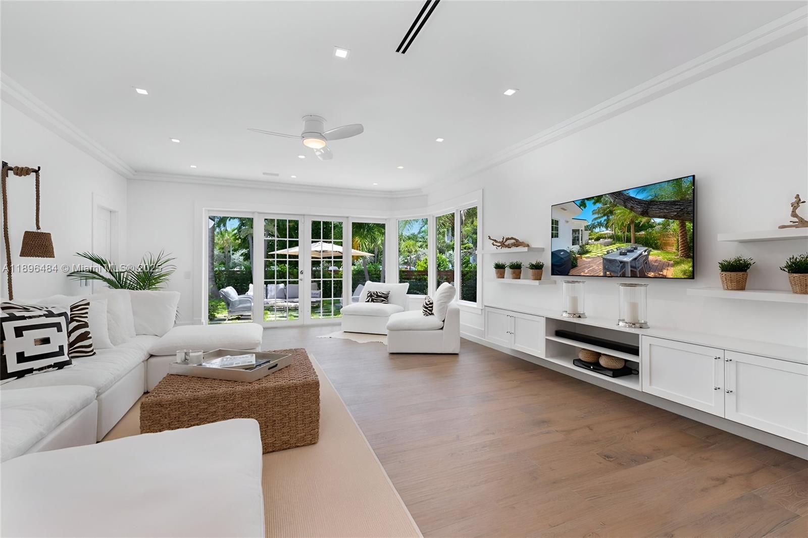 2575 Pine Tree Dr Miami Beach, FL 33140