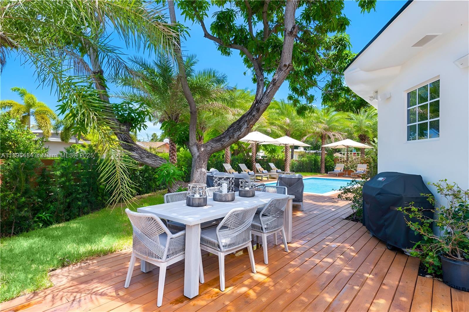 2575 Pine Tree Dr Miami Beach, FL 33140