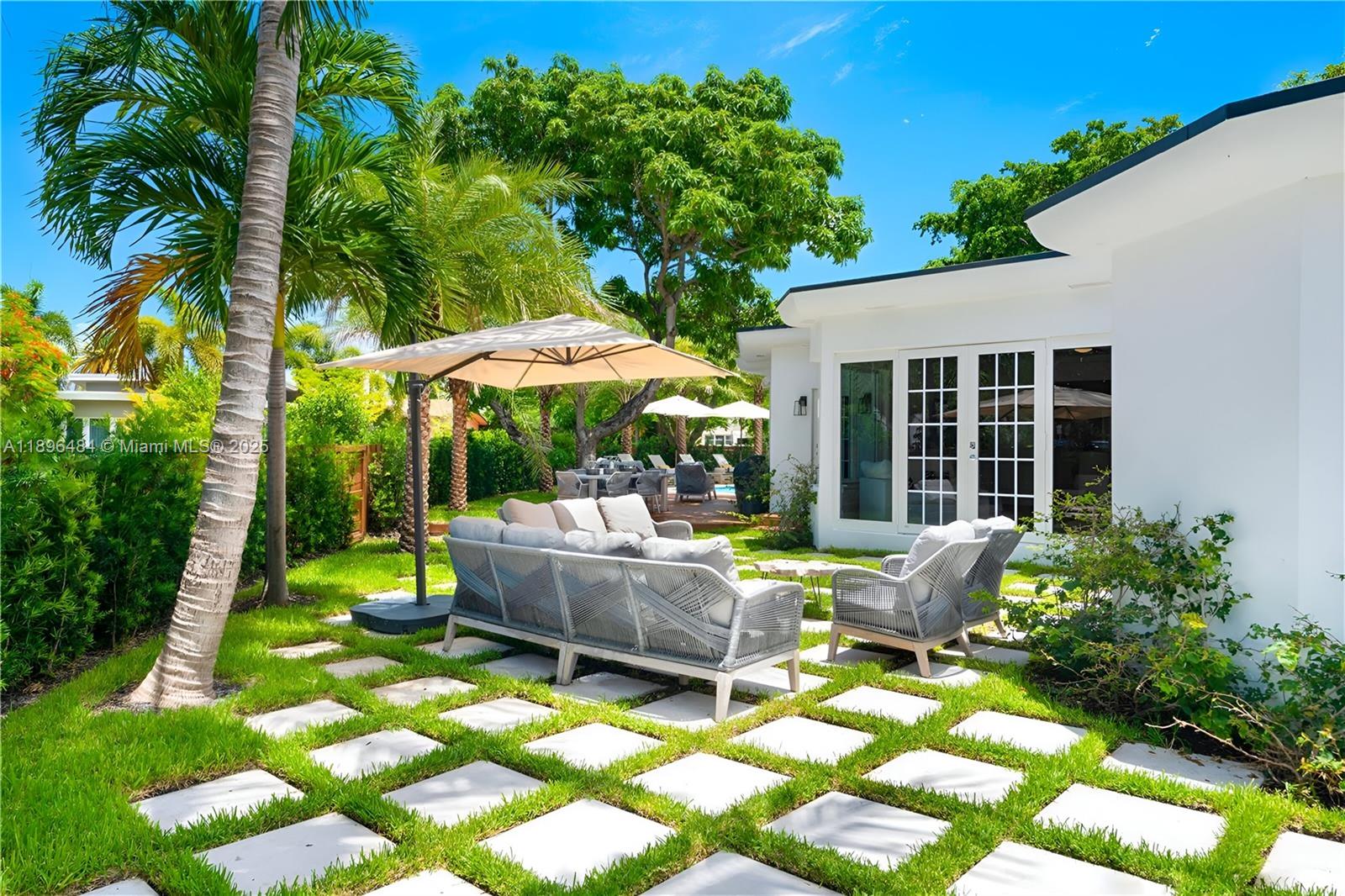 2575 Pine Tree Dr Miami Beach, FL 33140