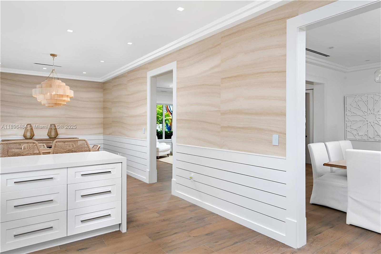 2575 Pine Tree Dr Miami Beach, FL 33140