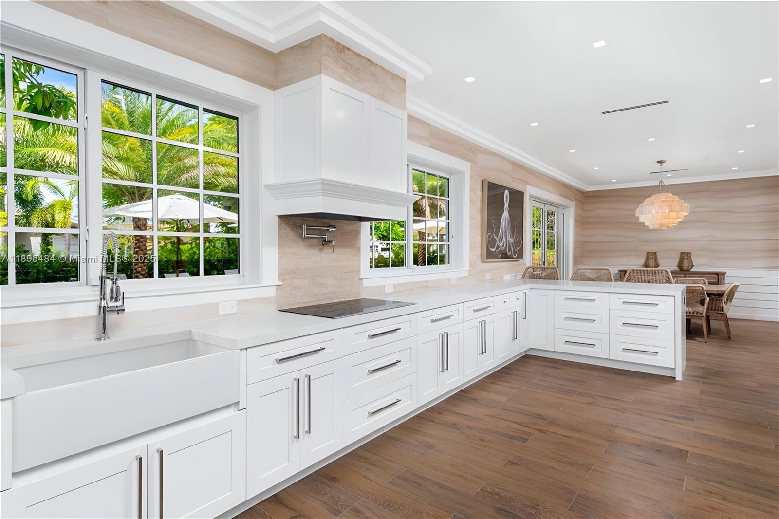 2575 Pine Tree Dr Miami Beach, FL 33140