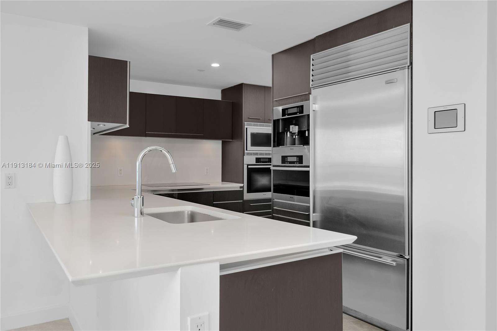 image Jade Beach Condo12