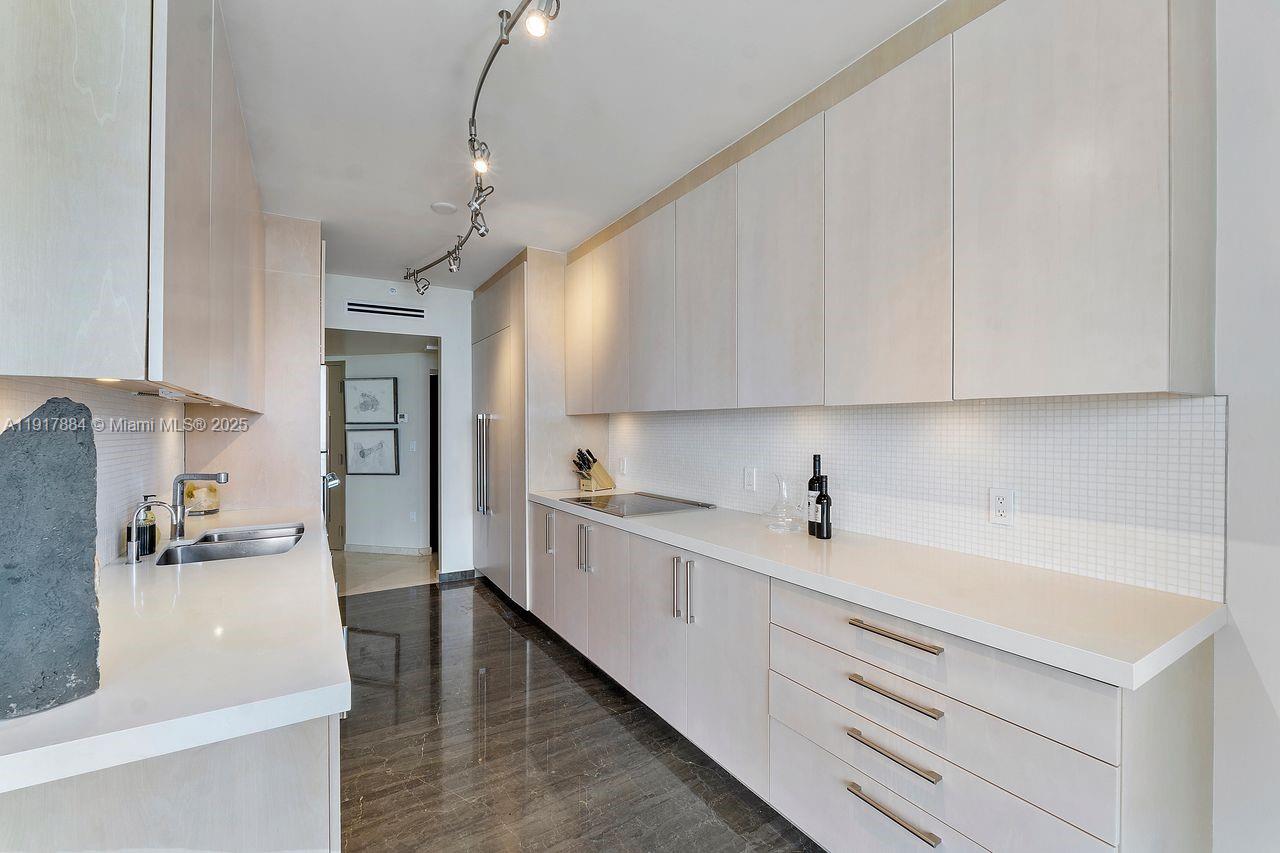 5025 Collins Ave #1907 Miami Beach, FL 33140