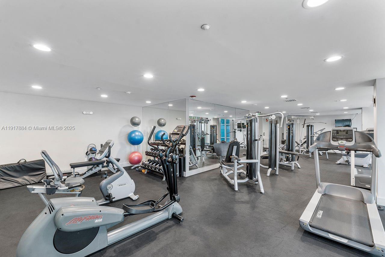 5025 Collins Ave #1907 Miami Beach, FL 33140