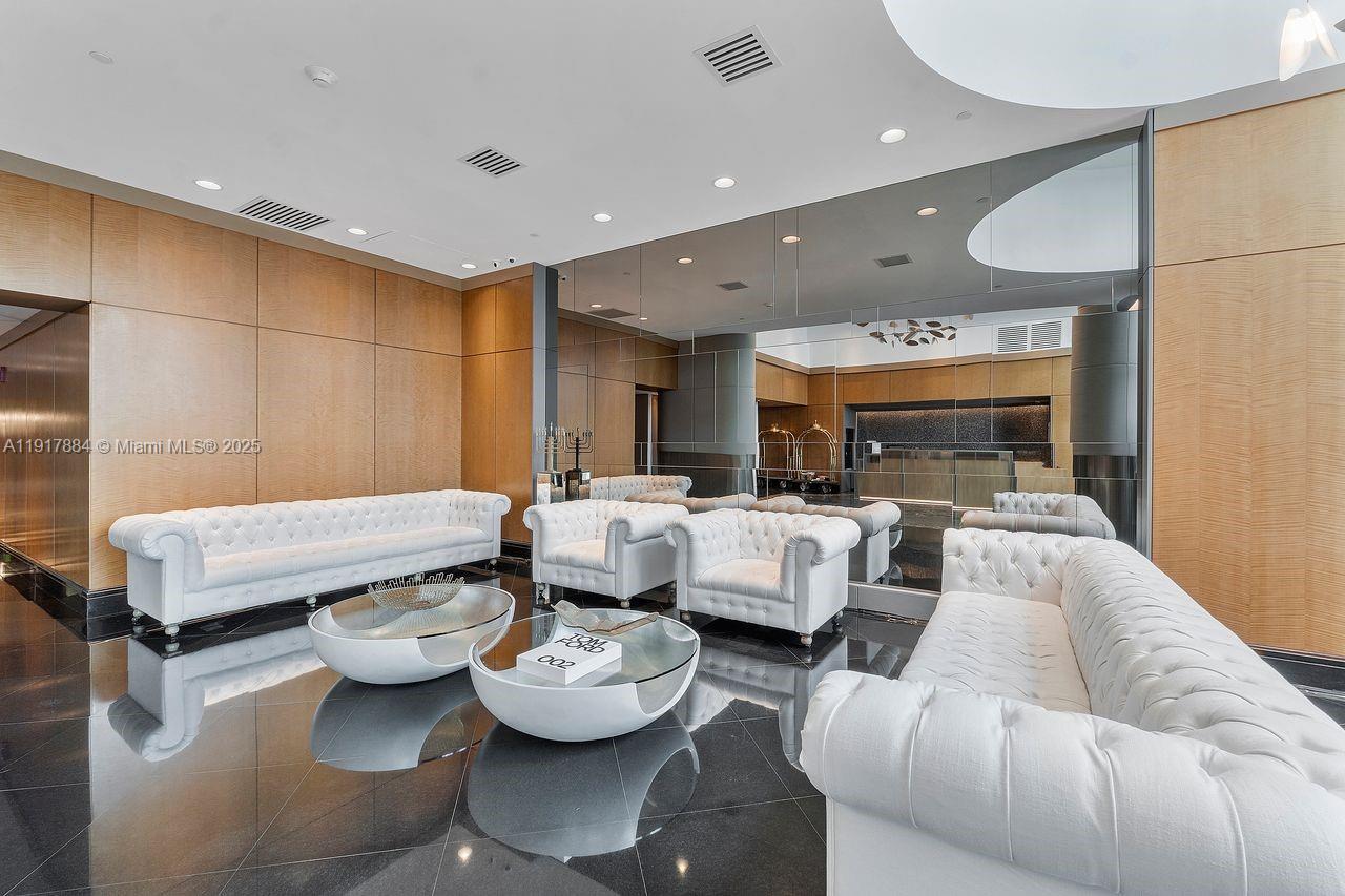 5025 Collins Ave #1907 Miami Beach, FL 33140