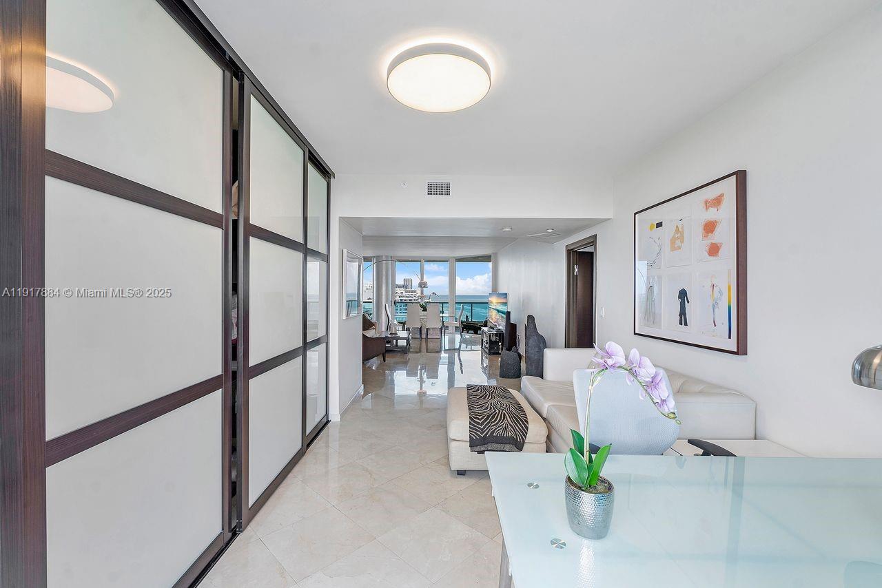 5025 Collins Ave #1907 Miami Beach, FL 33140
