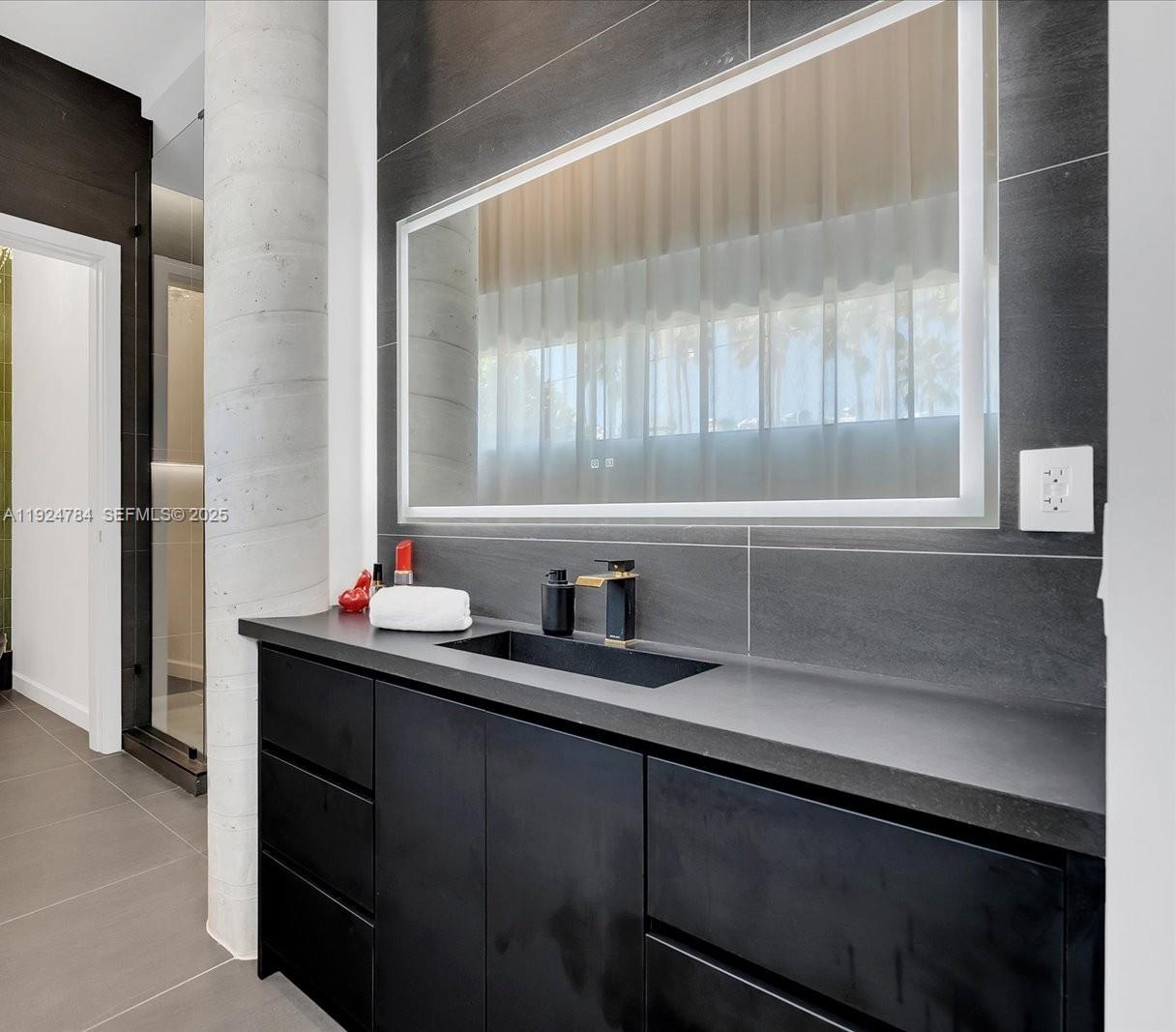 11 Century Ln Miami Beach, FL 33139