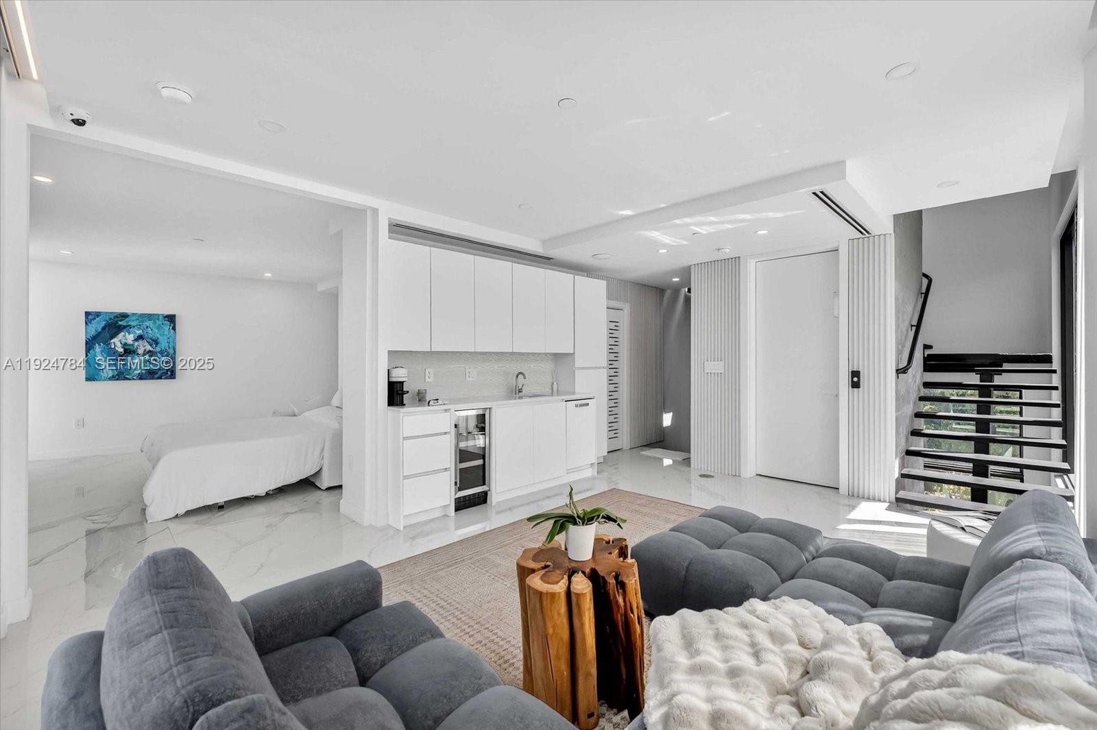 11 Century Ln Miami Beach, FL 33139