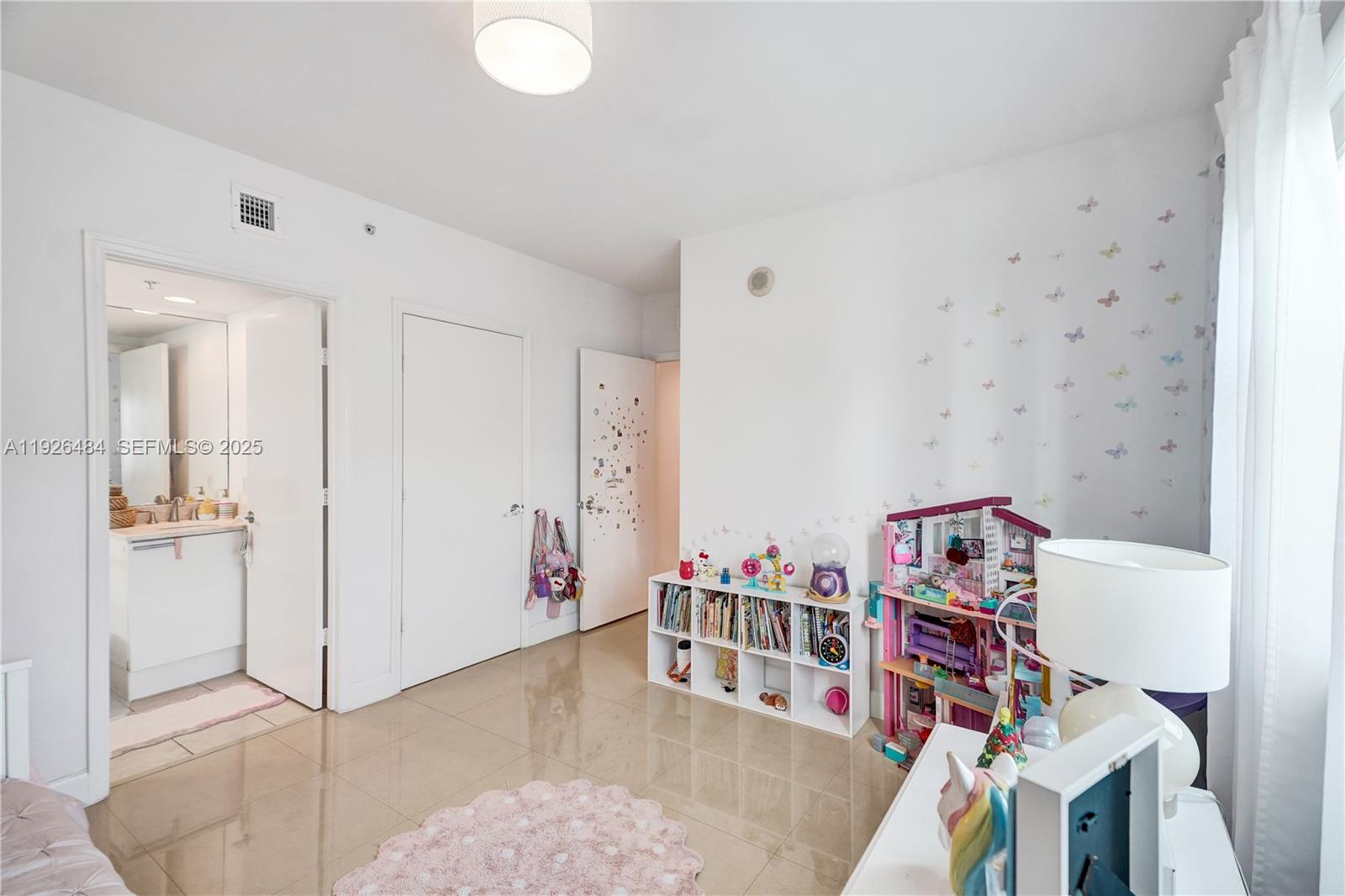 14951 Royal Oaks Ln #401 North Miami, FL 33181