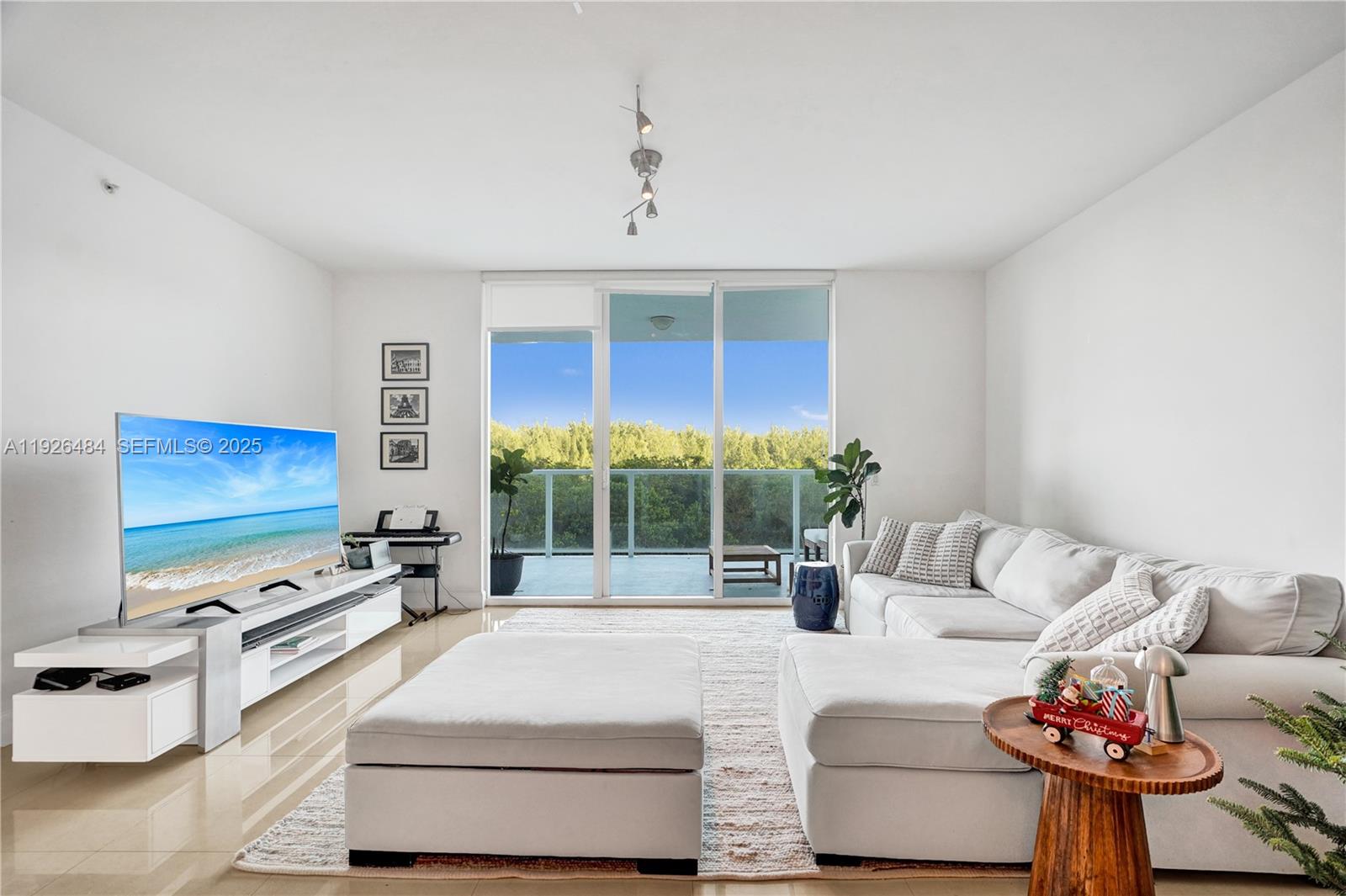 14951 Royal Oaks Ln #401 North Miami, FL 33181