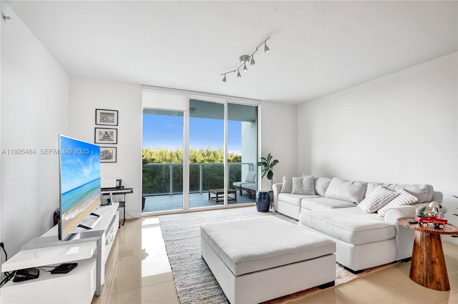 14951 Royal Oaks Ln #401 North Miami, FL 33181