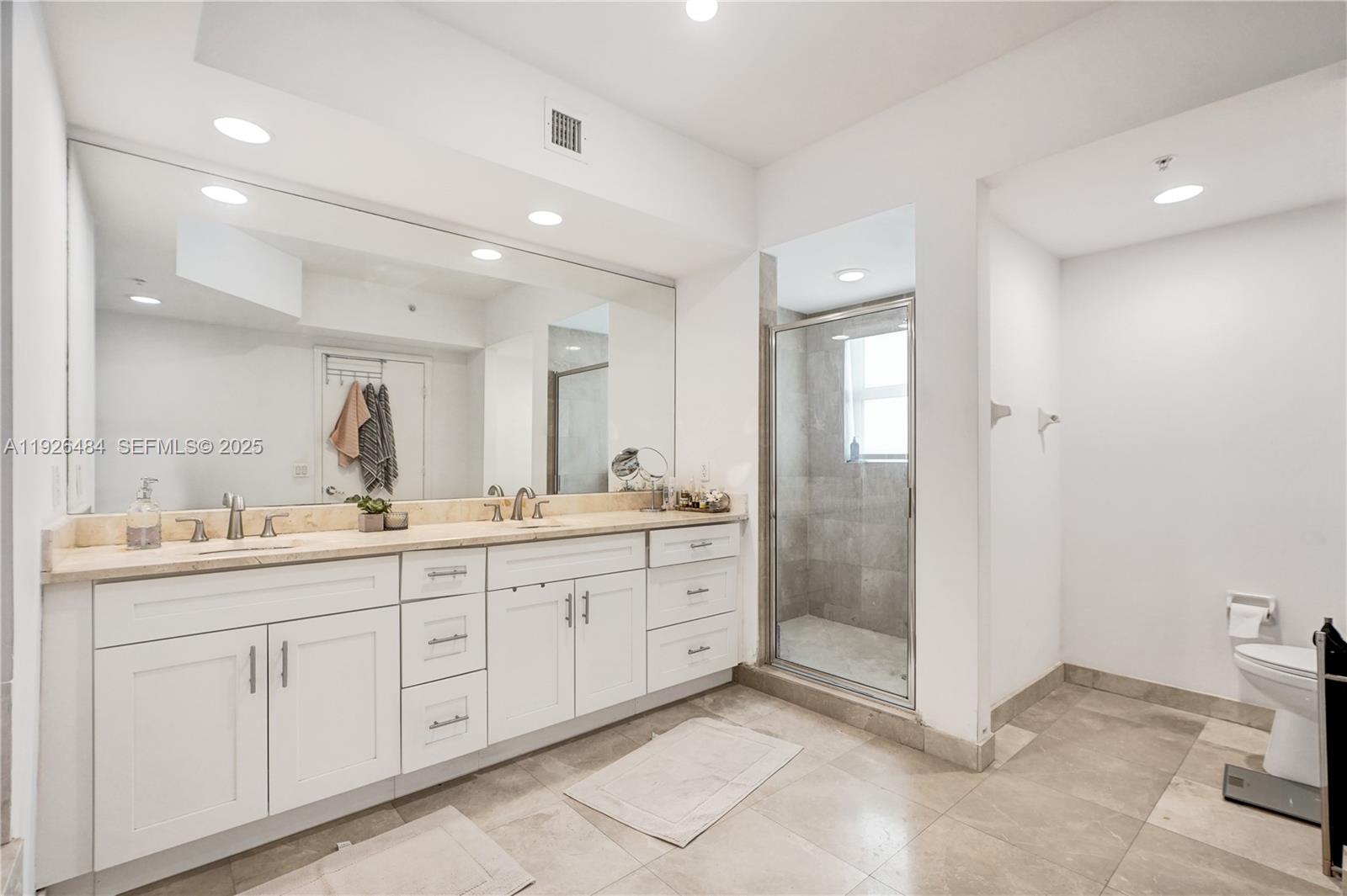 14951 Royal Oaks Ln #401 North Miami, FL 33181