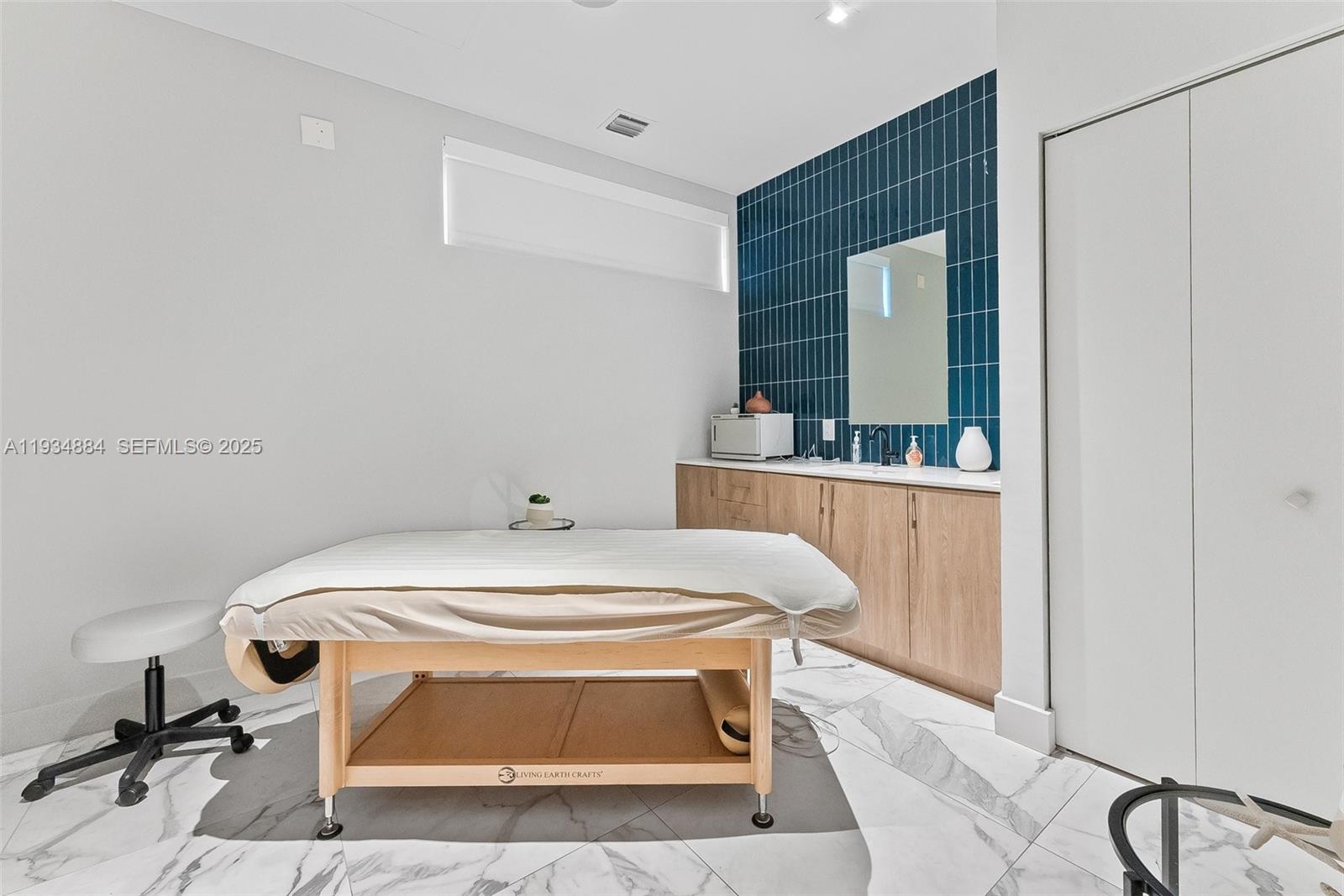 90 SW 3rd St #1410 Miami, FL 33130