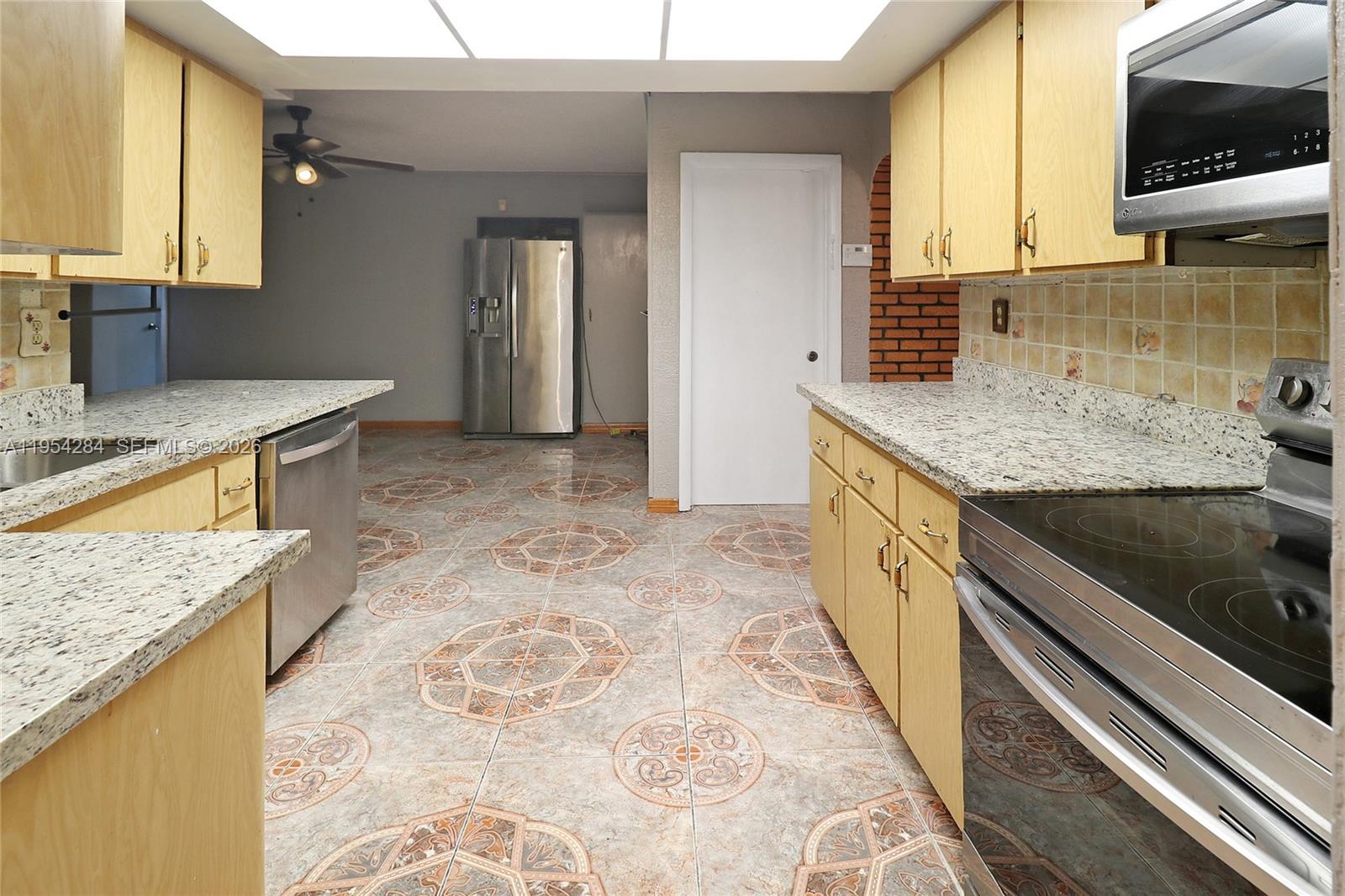 3241 NW 40th St Lauderdale Lakes, FL 33309