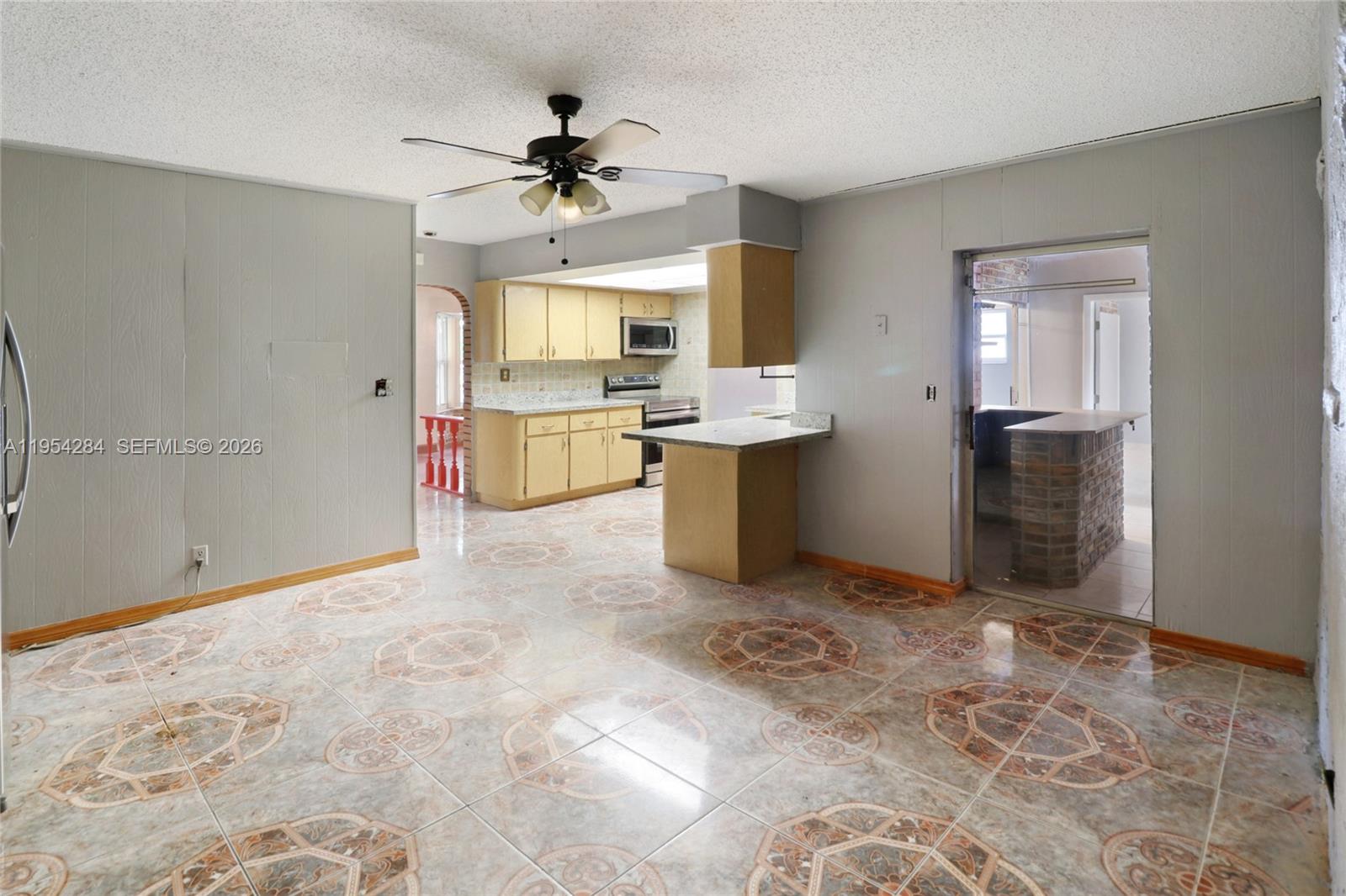 3241 NW 40th St Lauderdale Lakes, FL 33309