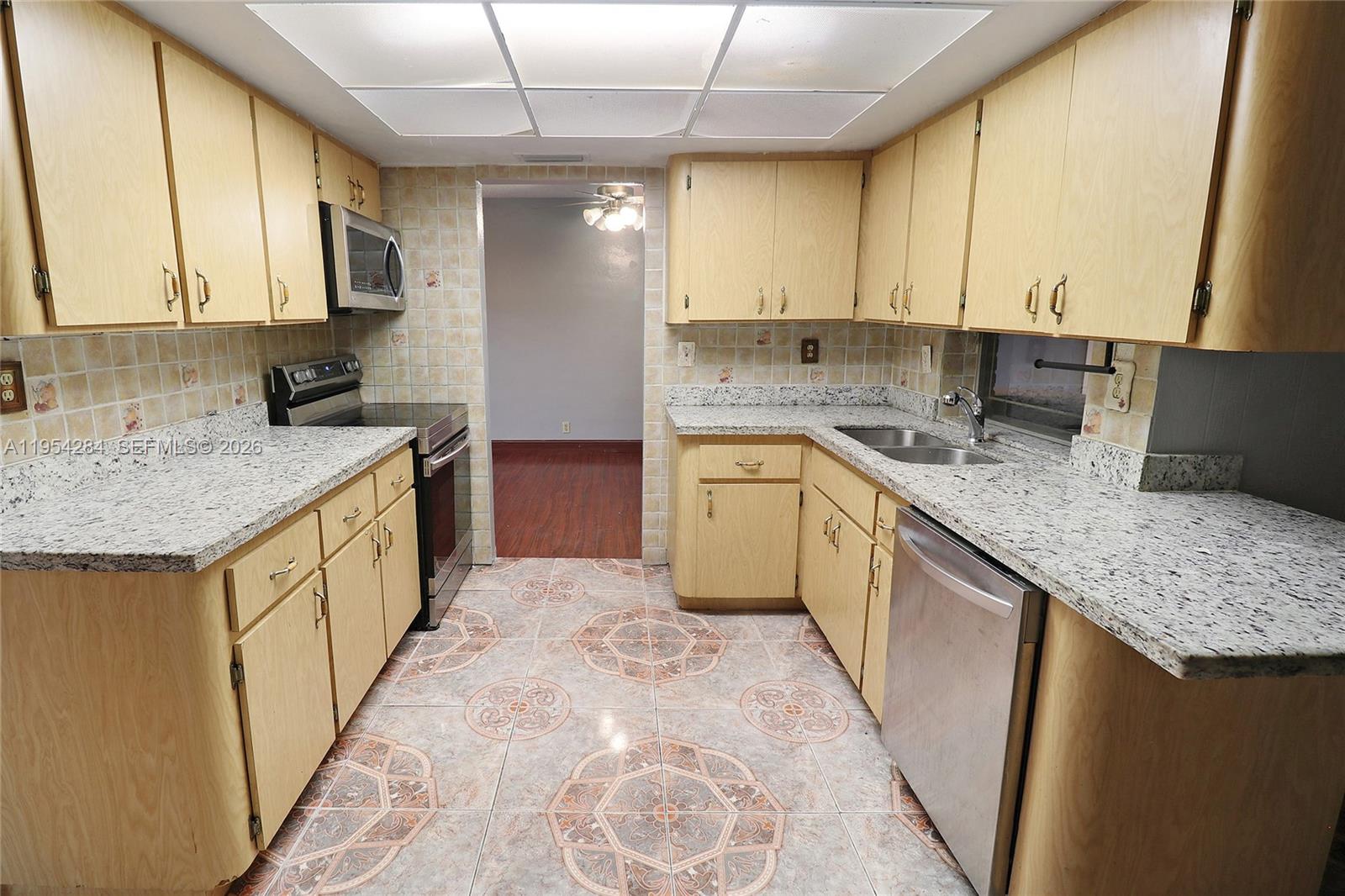 3241 NW 40th St Lauderdale Lakes, FL 33309