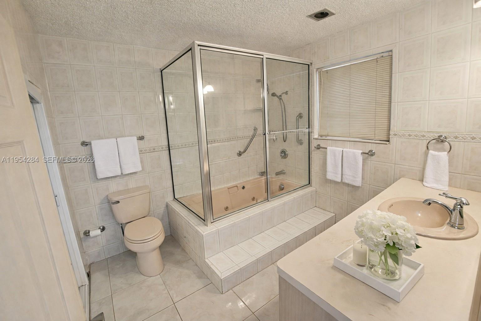 3241 NW 40th St Lauderdale Lakes, FL 33309