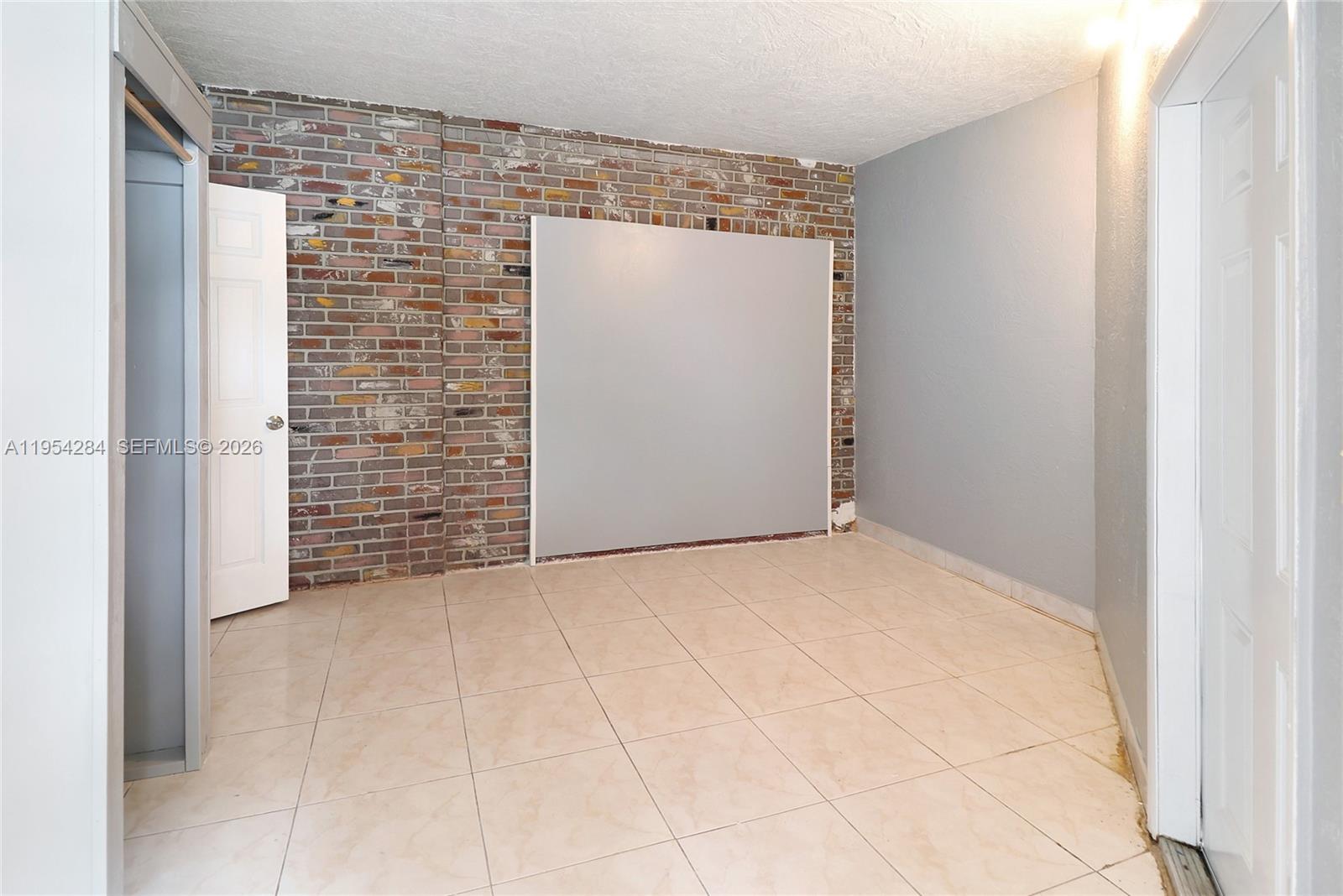 3241 NW 40th St Lauderdale Lakes, FL 33309