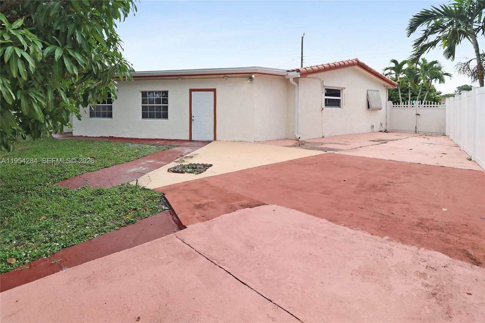 3241 NW 40th St Lauderdale Lakes, FL 33309