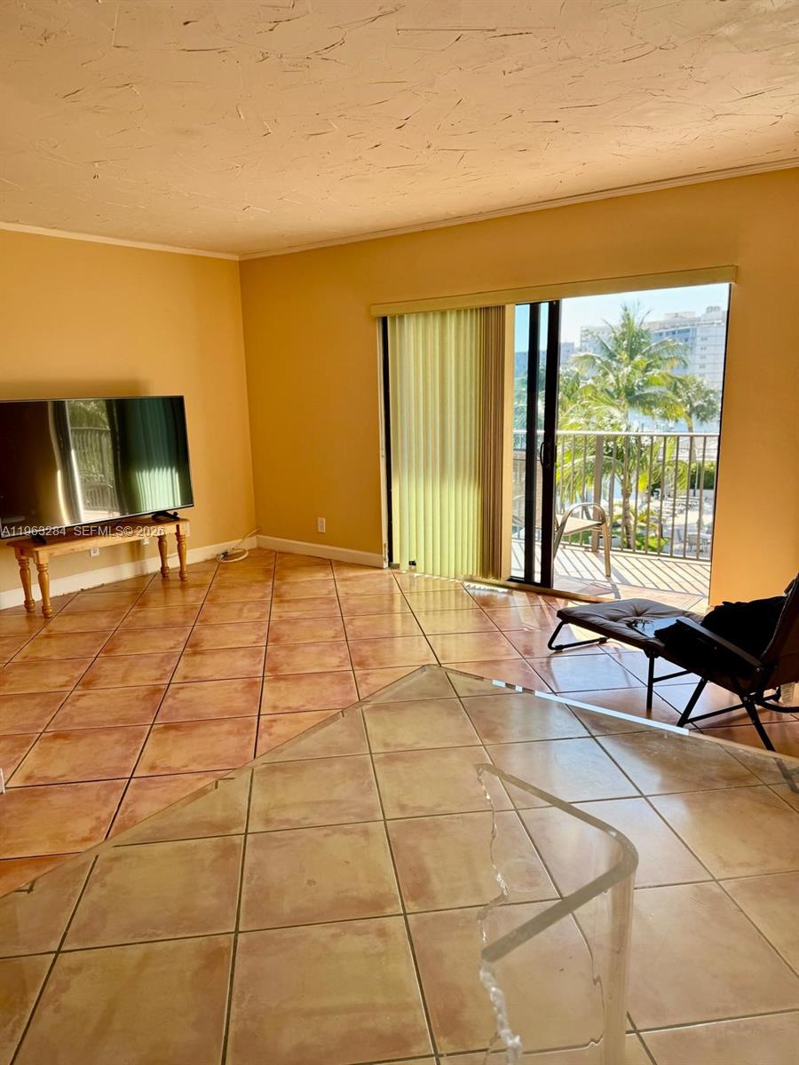 1900 Diana Dr #3C Hallandale Beach, FL 33009