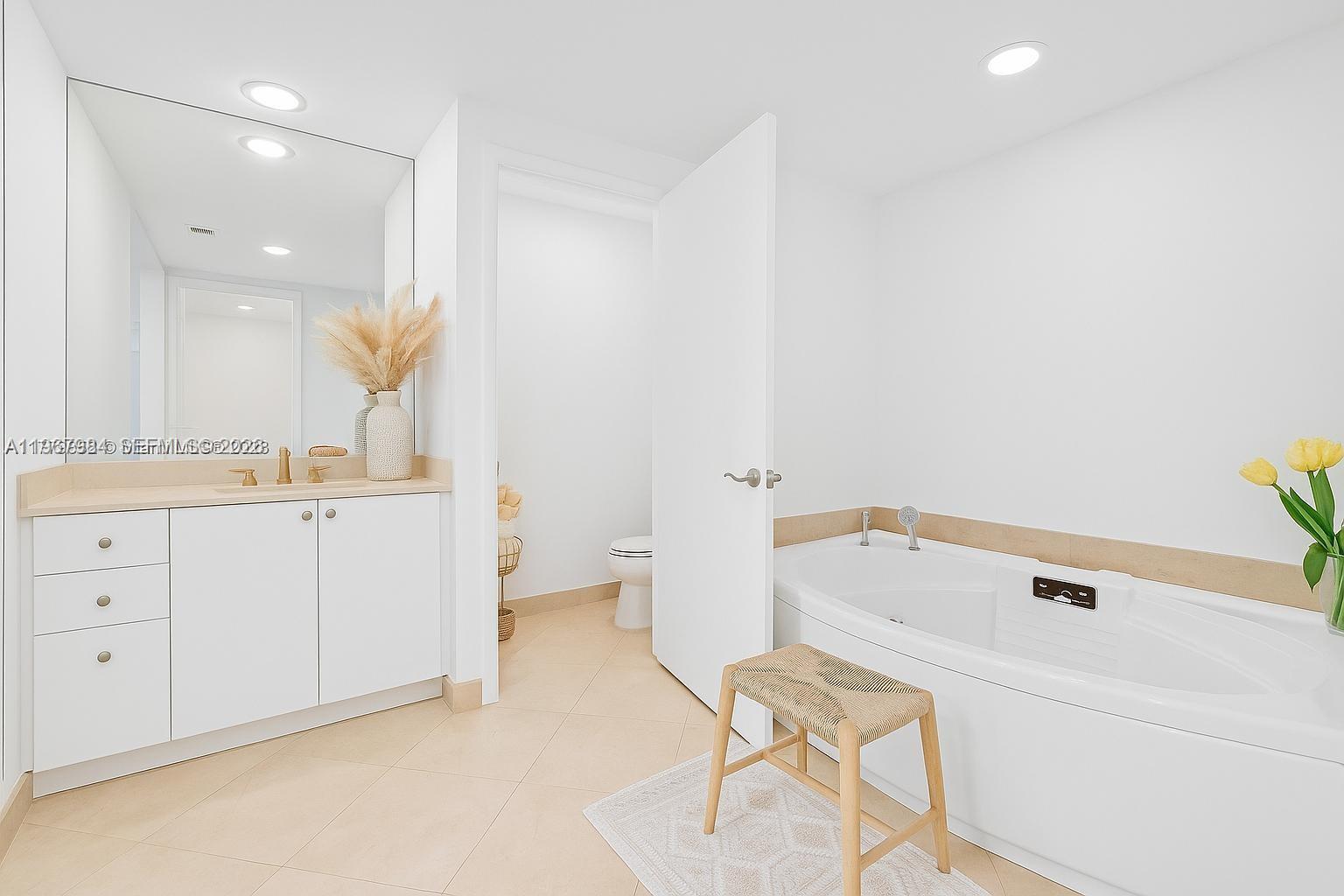 781 Crandon Blvd #106 Key Biscayne, FL 33149