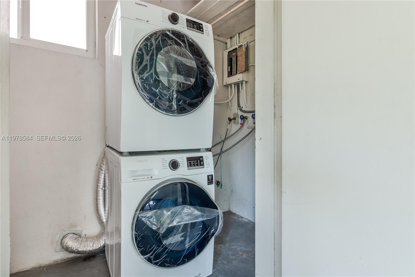 326 SE 3rd Ter Dania Beach, FL 33004