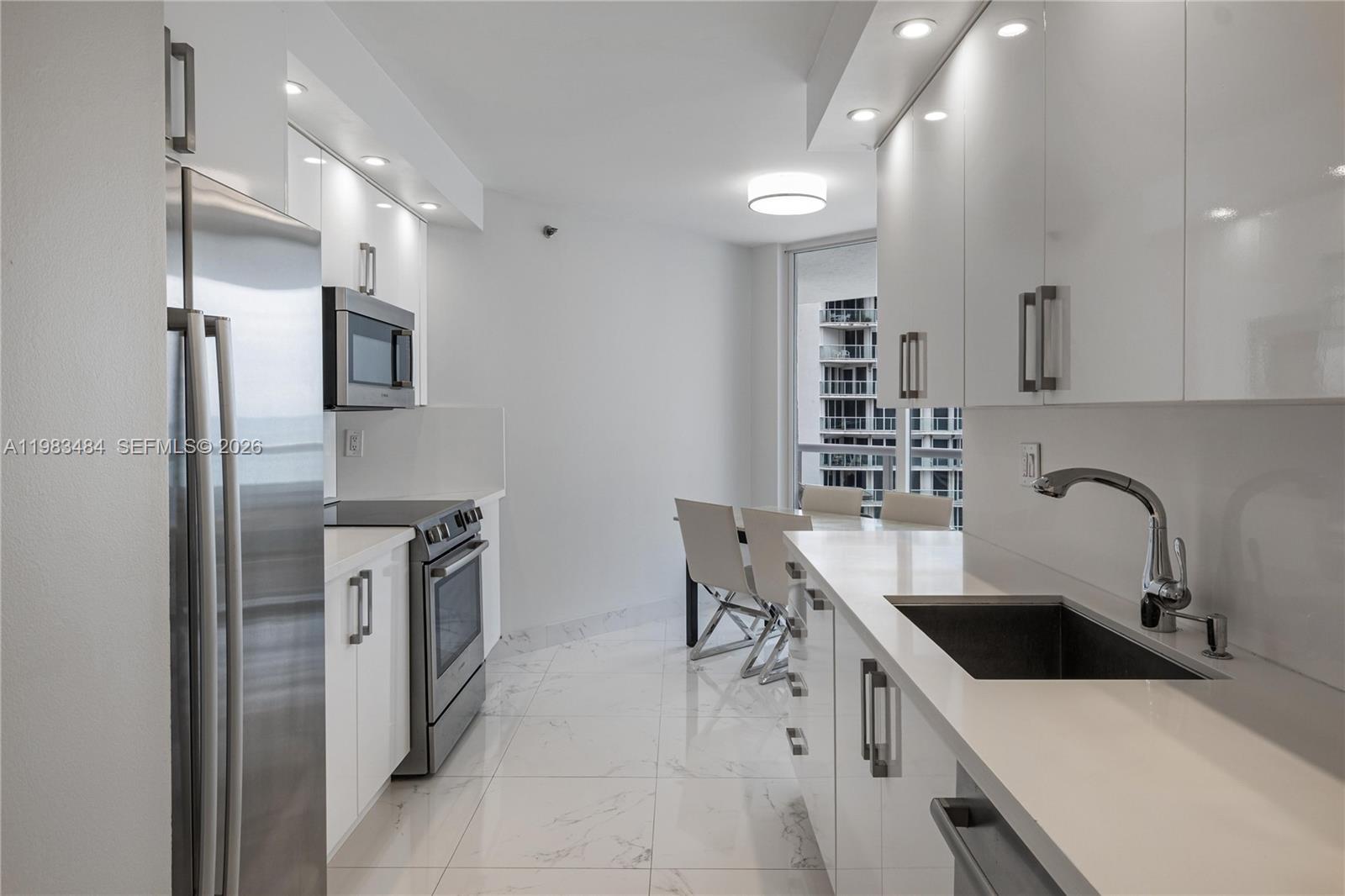 16425 Collins Ave #2215 Sunny Isles Beach, FL 33160