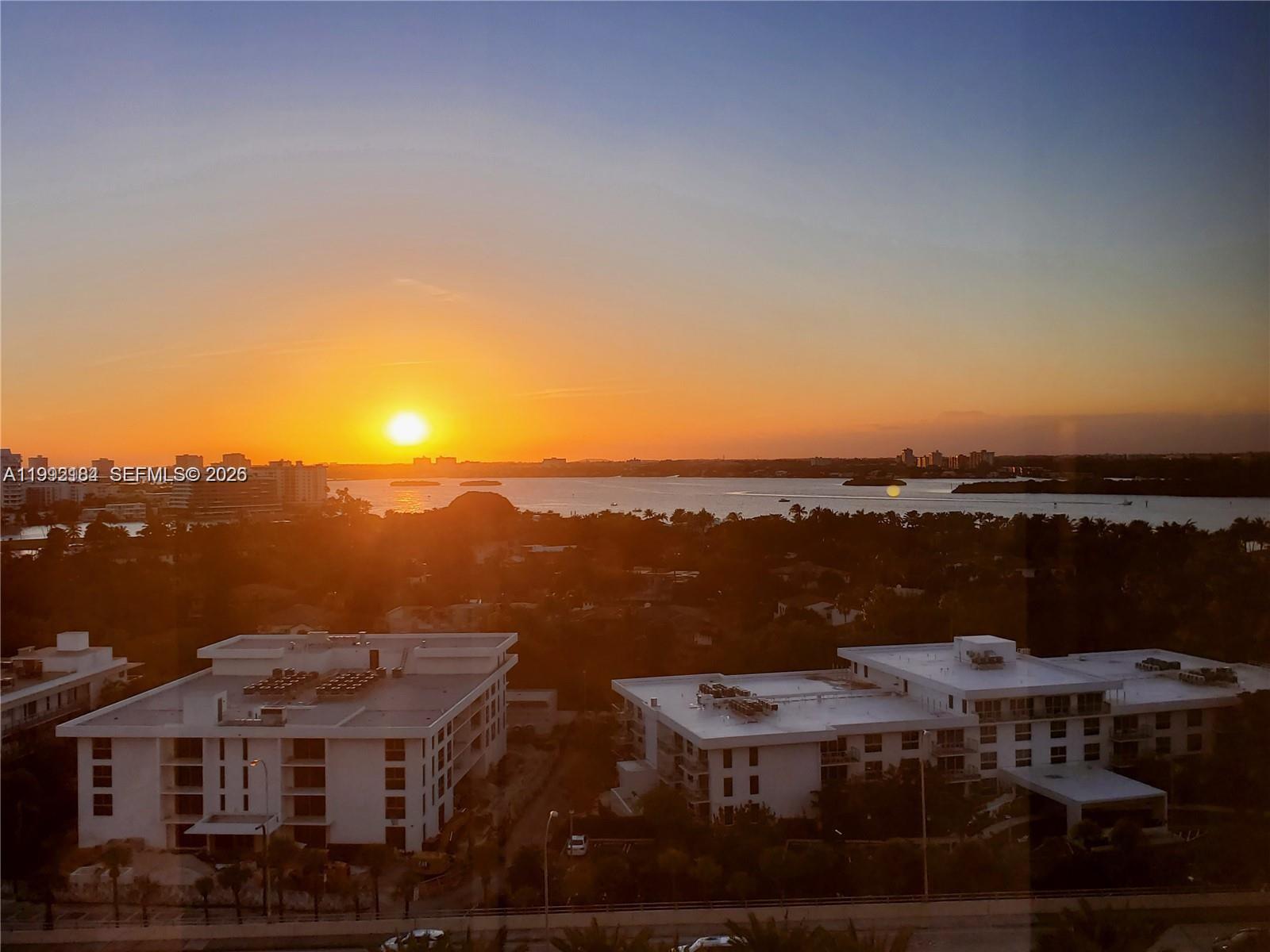 10275 Collins Ave #523