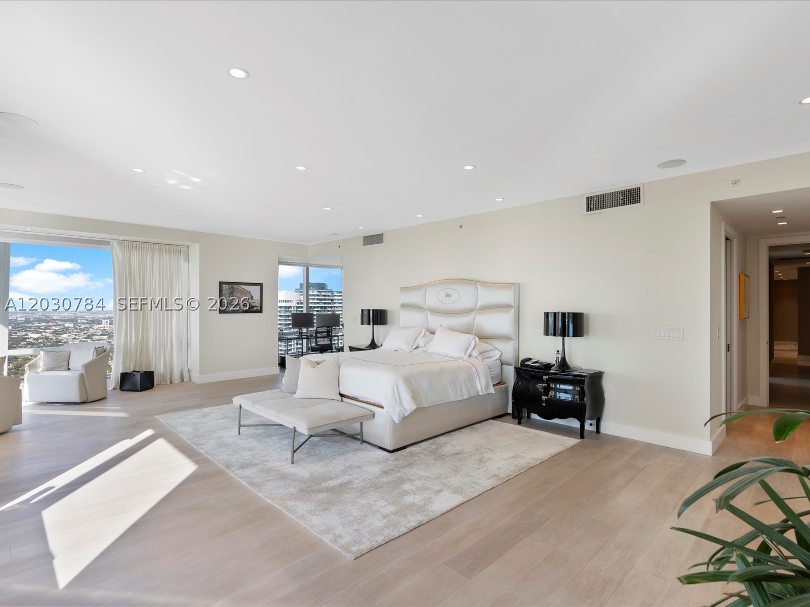 image Four Seasons Residences Miami28